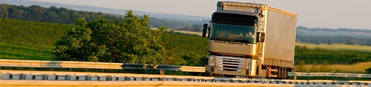 도로를 달리는 트럭, 녹색의 시골 배경