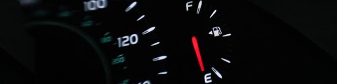 연료가 적게 남았음을 보여 주는 차량 내의 대시보드 계기판