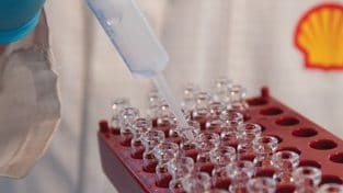 윤활유 실험실 안에서 시험을 실시하는 과학자