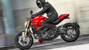 모터사이클용 최고급 엔진오일을 사용하는 모터사이클을 타는 남자